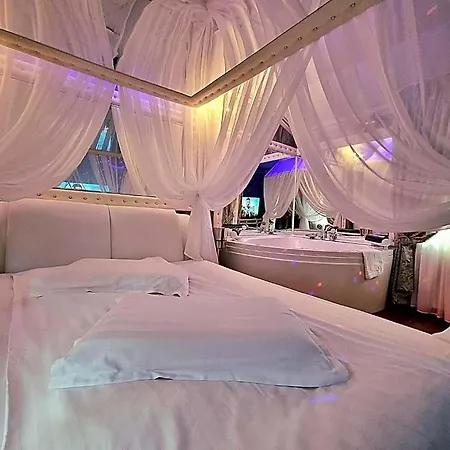 Отель Anadi Boutique Only Adult Брашов